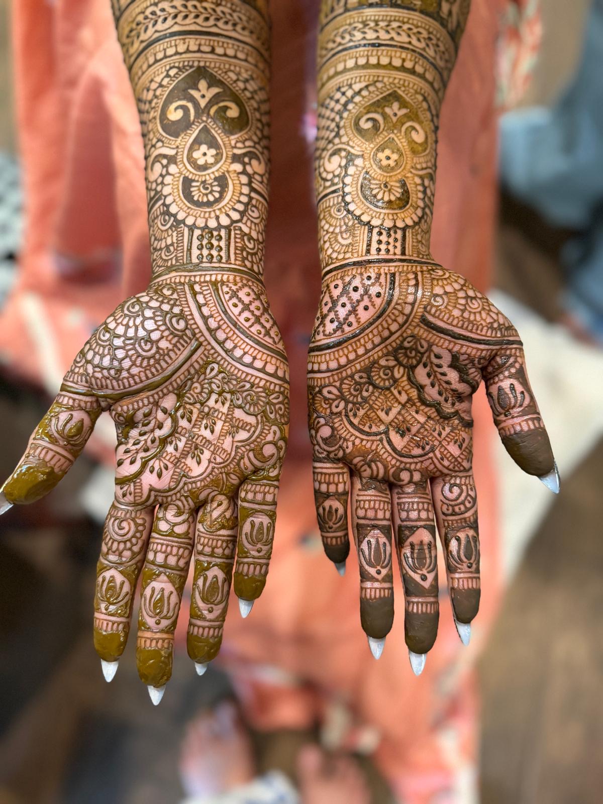 Saree Function Mehendi by Manuu Mehendi