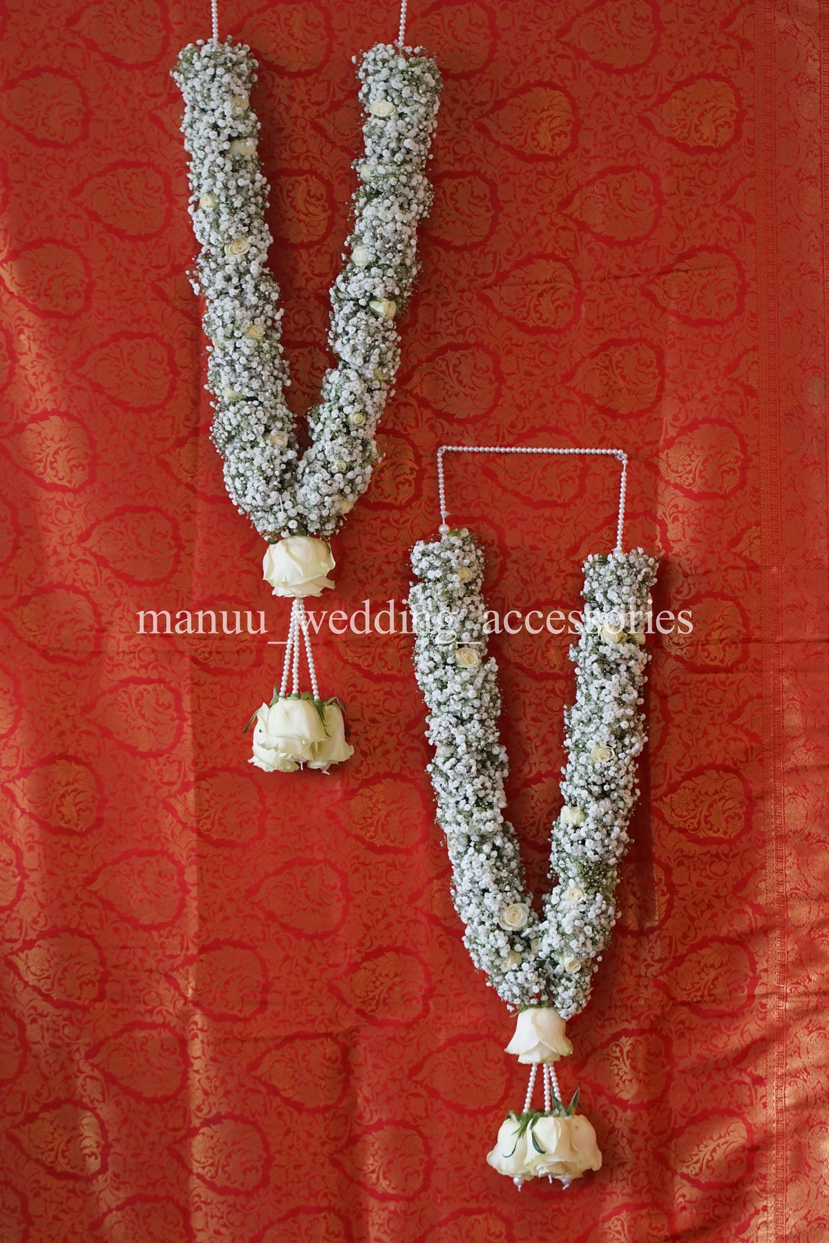 Small roses and baby's breath garland