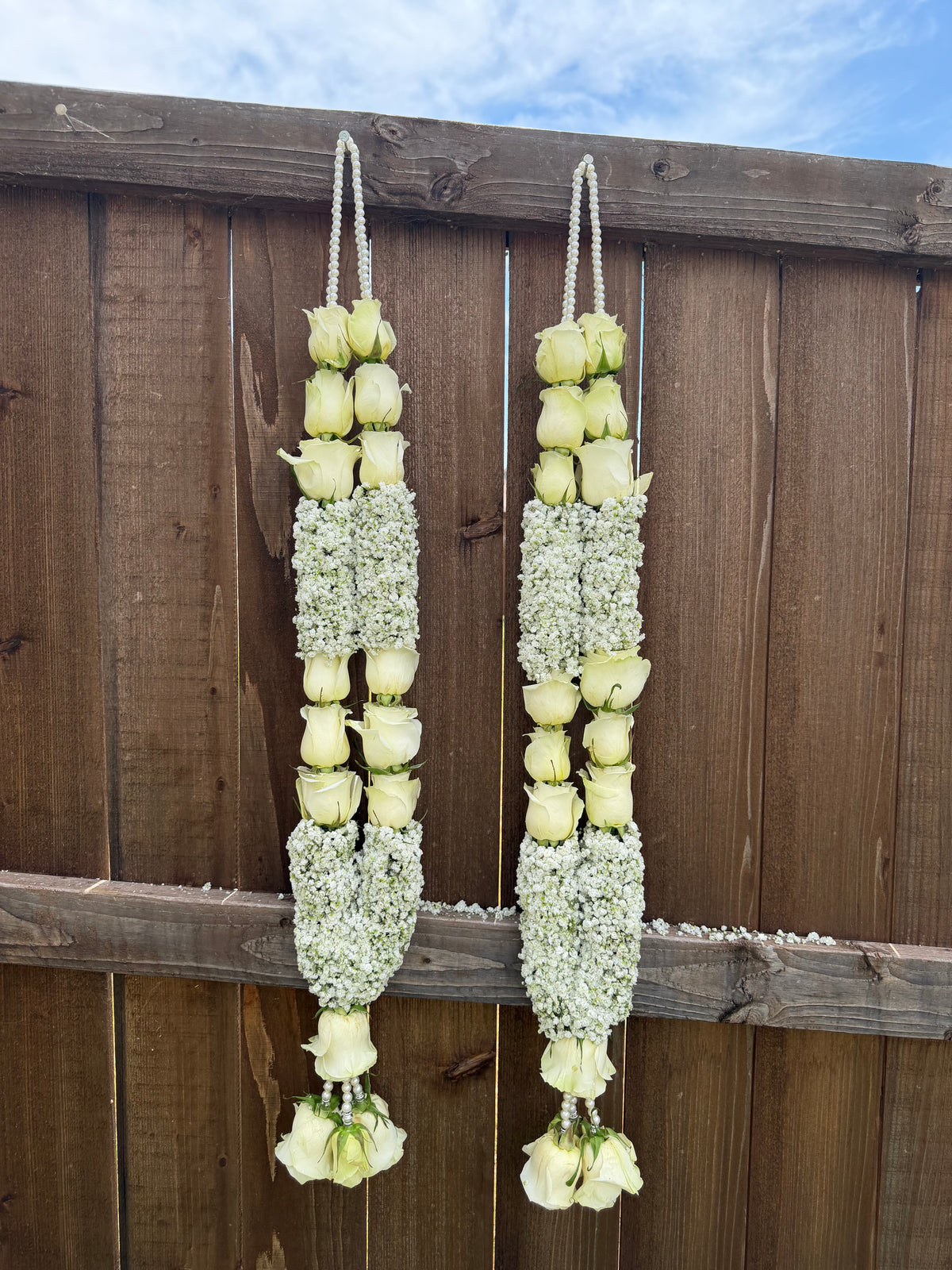 White Roses & Baby’s Breath Garland – Design 5