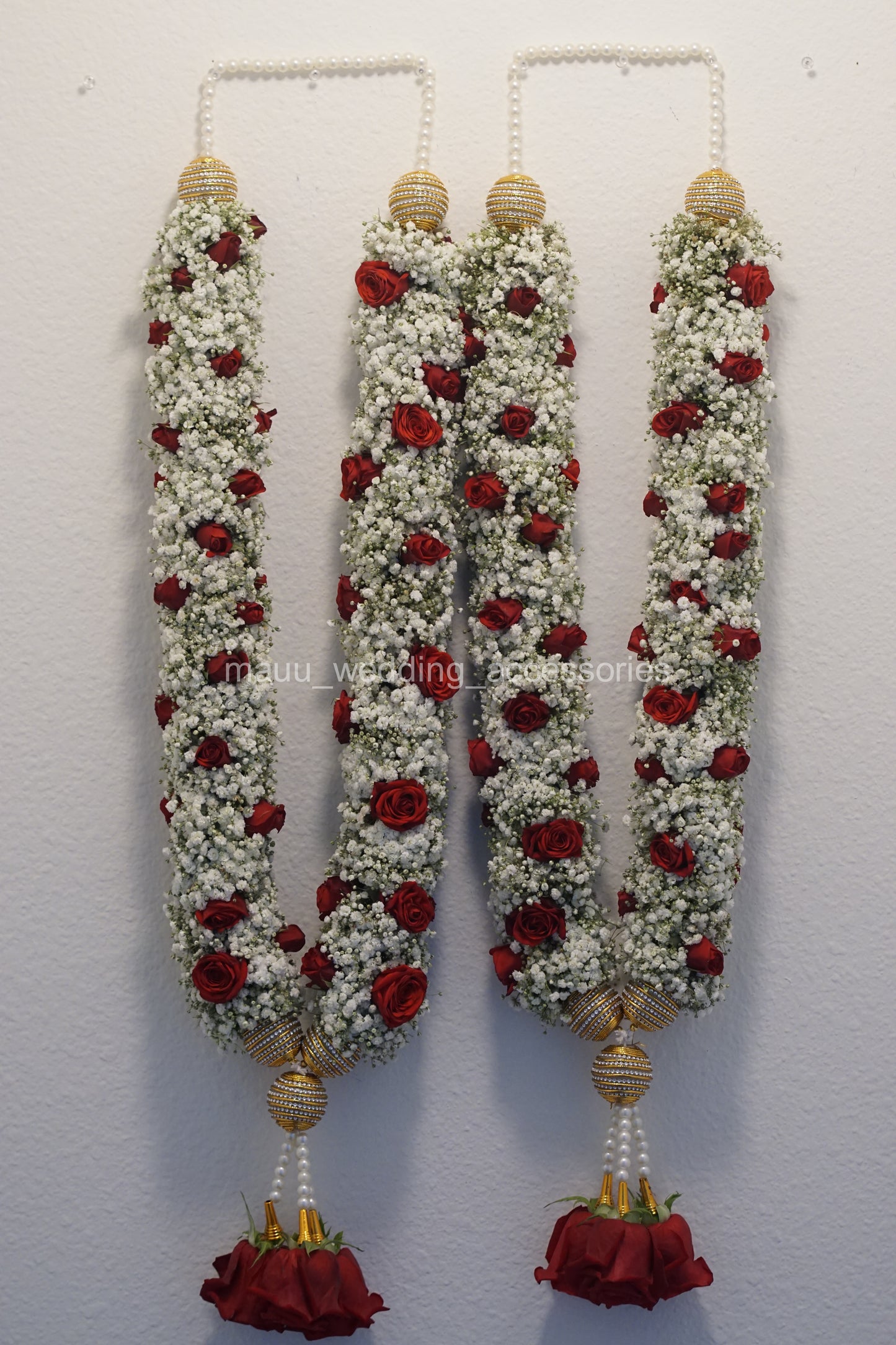(Fresh Flower Garlands – Babys Breaths and Small Red Spray Roses