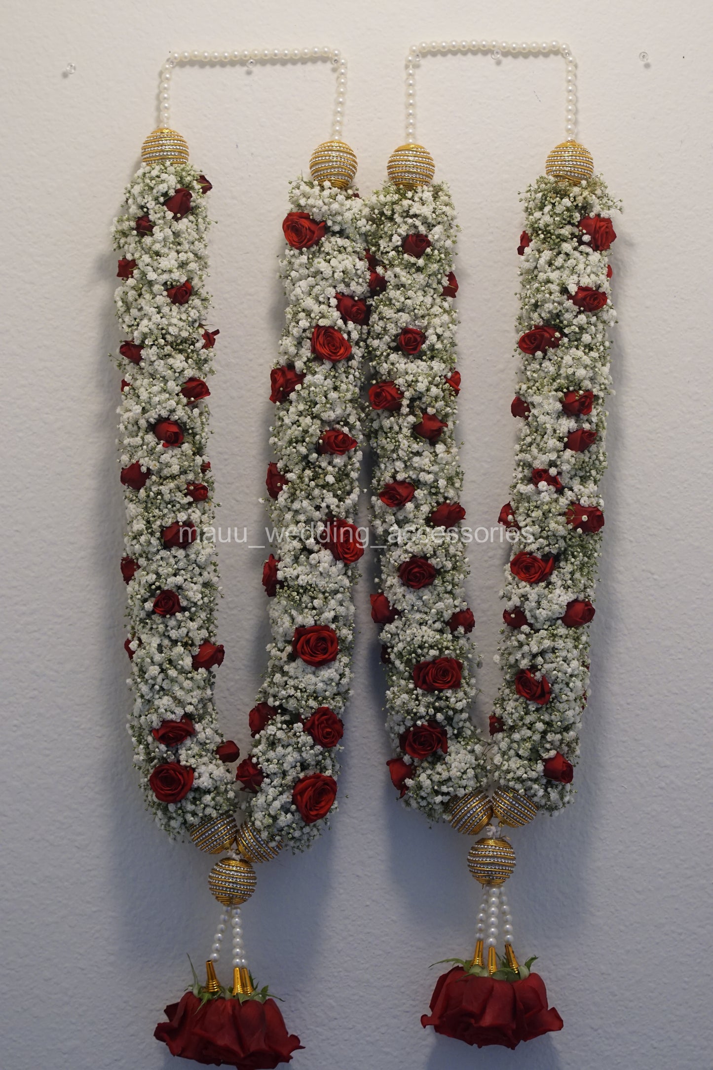 (Fresh Flower Garlands – Babys Breaths and Small Red Spray Roses