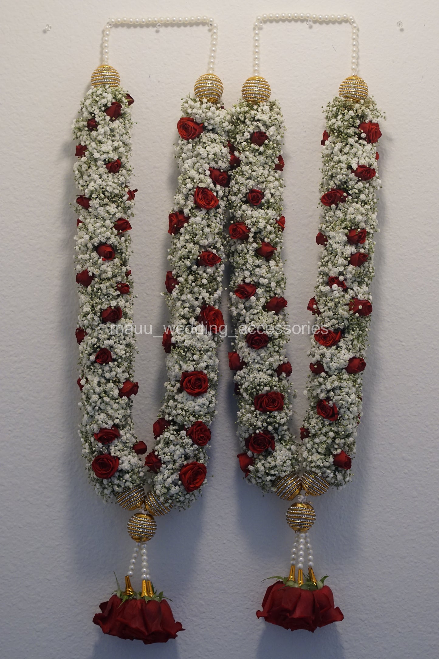 (Fresh Flower Garlands – Babys Breaths and Small Red Spray Roses