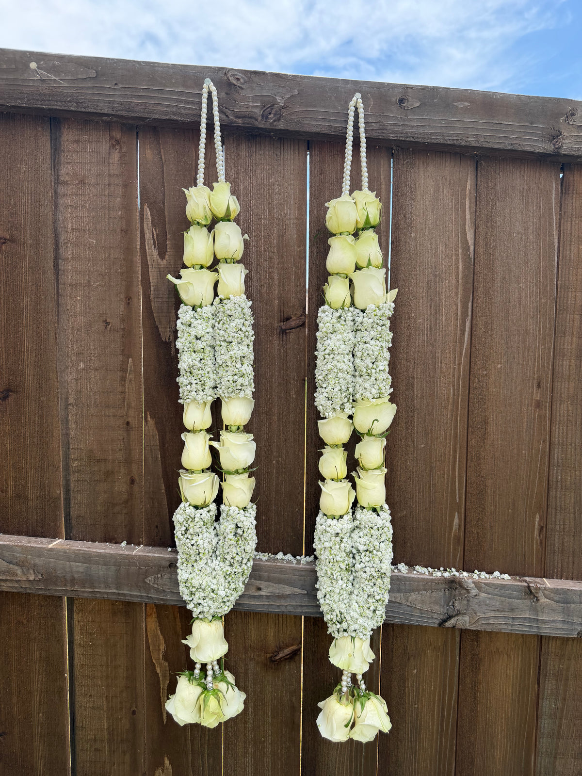 White Roses & Baby’s Breath Garland – Design 5